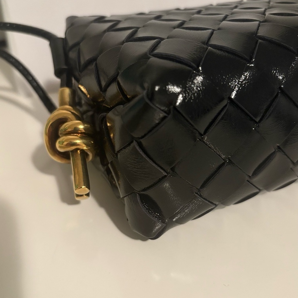 Bottega Veneta Black and Gold Crossbody Bag with Woven Design - Picture 5 of 14
